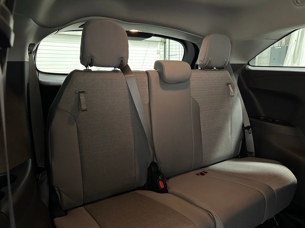 Used 2025 Toyota Sienna LE image 59