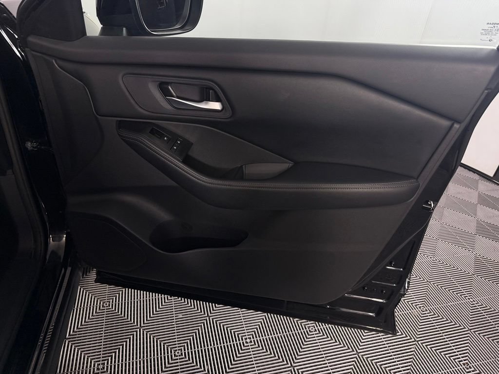Used 2025 Nissan Rogue SV FWD image 30
