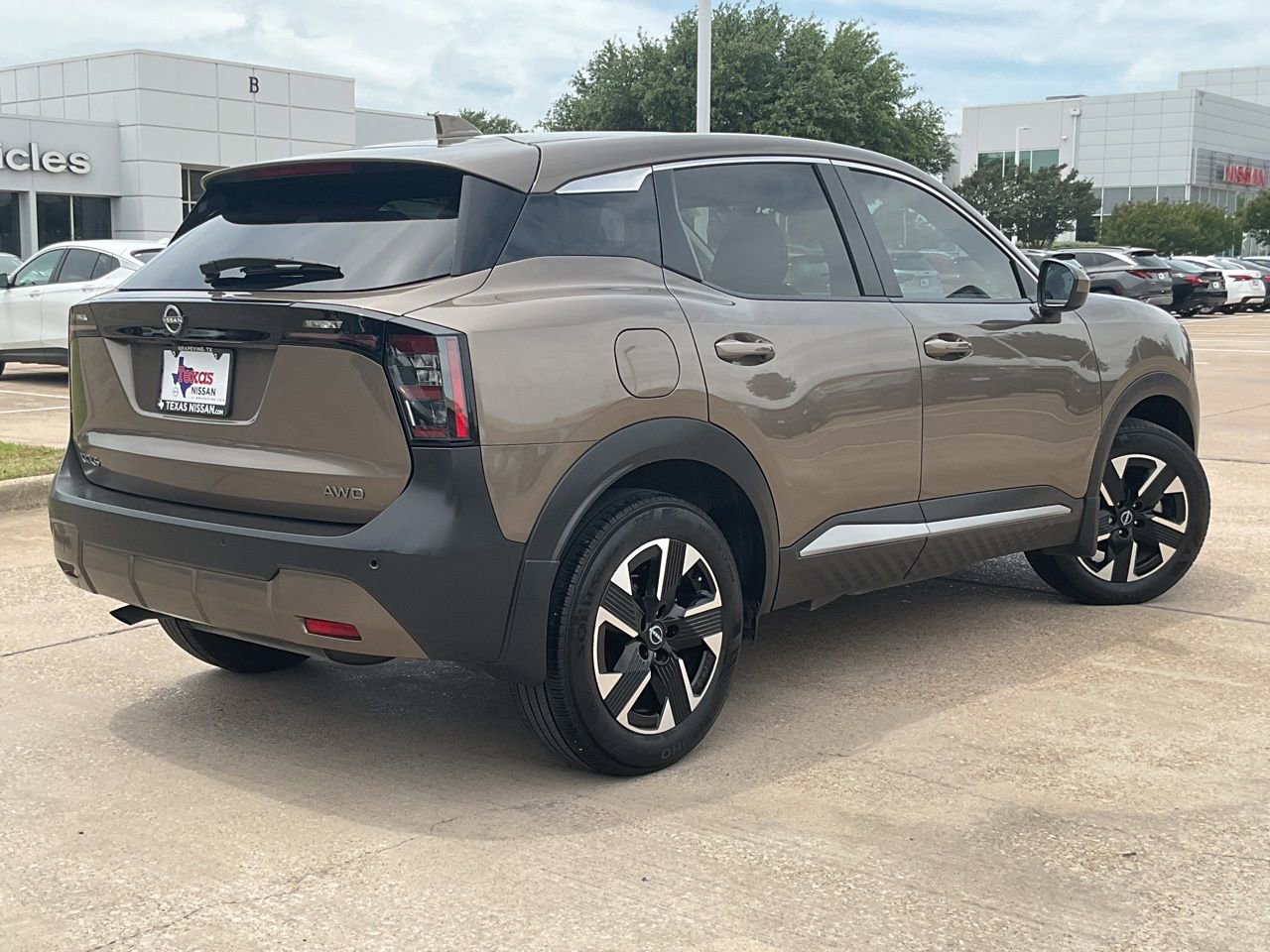 Used 2025 Nissan Kicks SV AWD/4WD image 5
