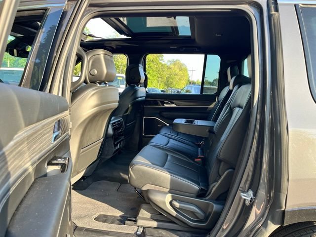 Used 2023 Jeep Wagoneer Series III w/ Premium Group I AWD/4WD image 23
