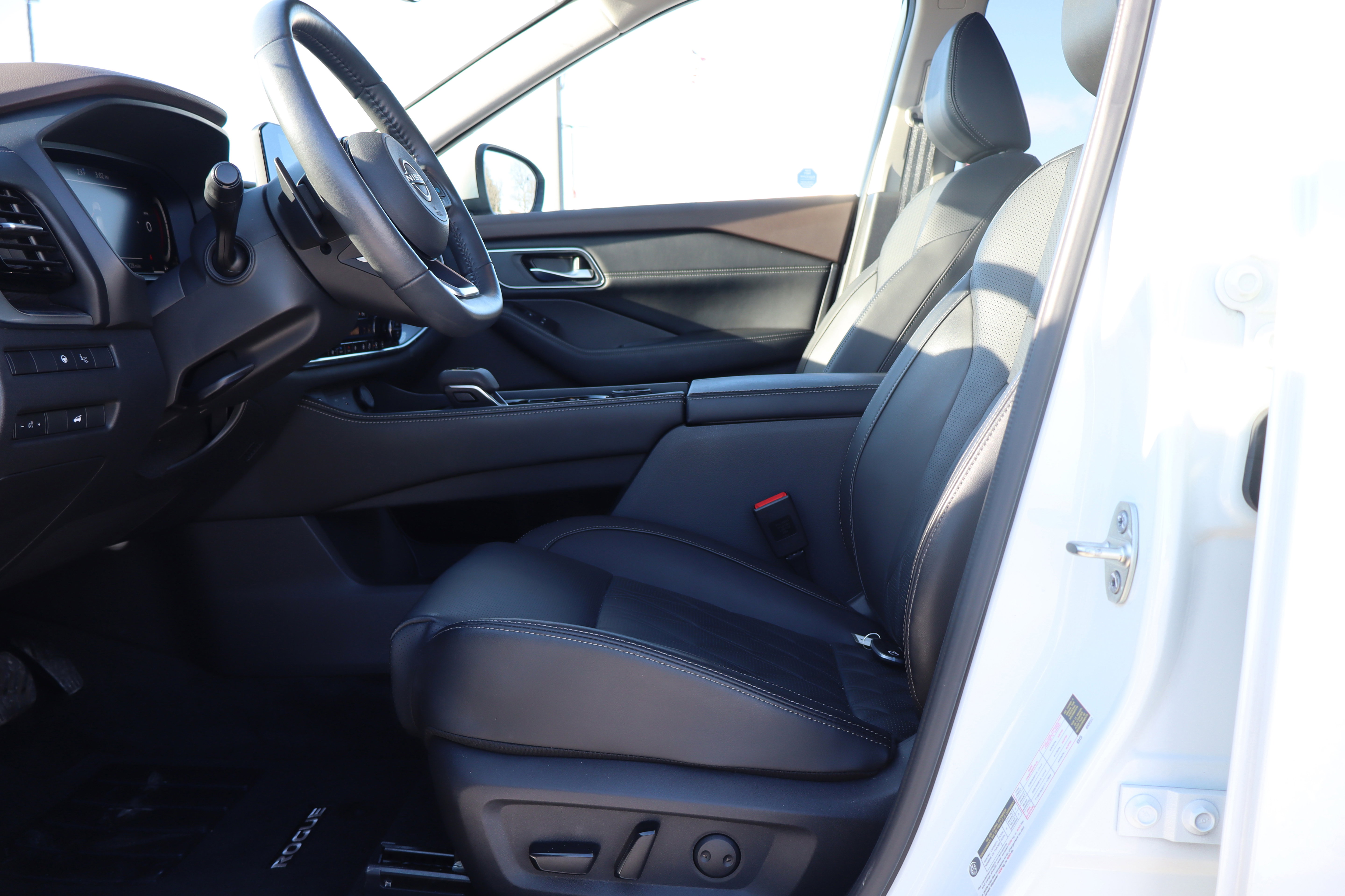 Used 2023 Nissan Rogue Platinum w/ Platinum Premium Package image 10