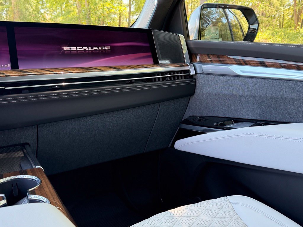 New 2026 Cadillac Escalade Platinum Sport w/ LPO, ONYX Package AWD/4WD image 29