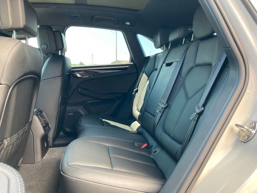 Certified 2025 Porsche Macan image 30