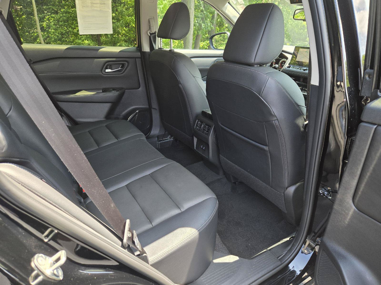 Used 2025 Nissan Rogue SL AWD/4WD image 28