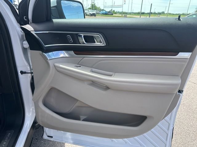Used 2018 Ford Explorer Limited w/ Equipment Group 301A FWD image 11