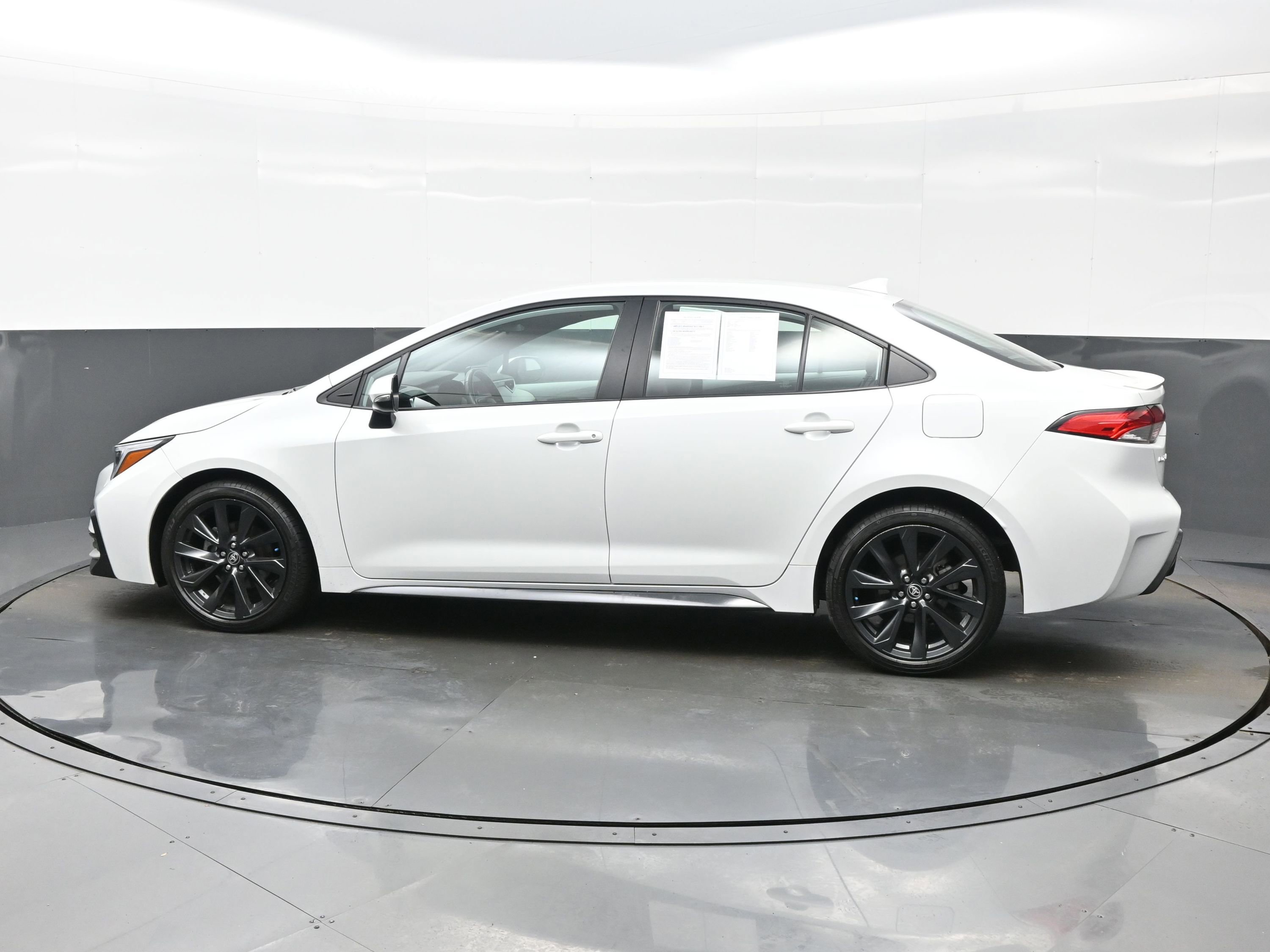 Used 2024 Toyota Corolla SE image 3