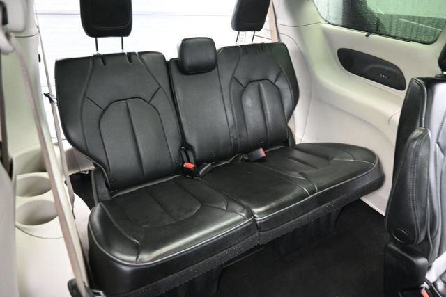 Used 2019 Chrysler Pacifica Limited FWD image 10