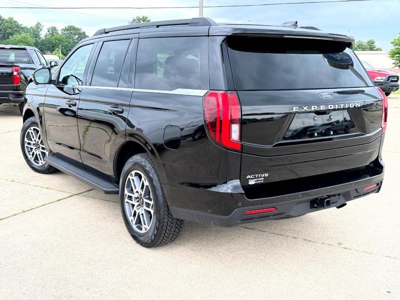 Used 2025 Ford Expedition Active AWD/4WD image 5