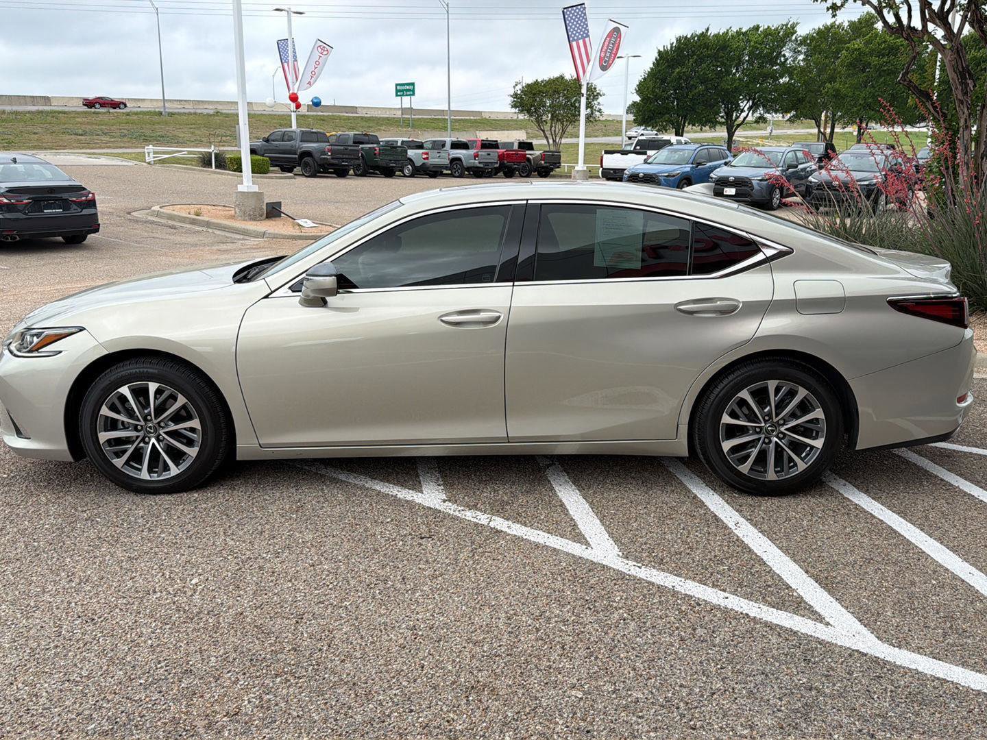 Used 2023 Lexus ES 350 w/ Accessory Package (Z2) image 6