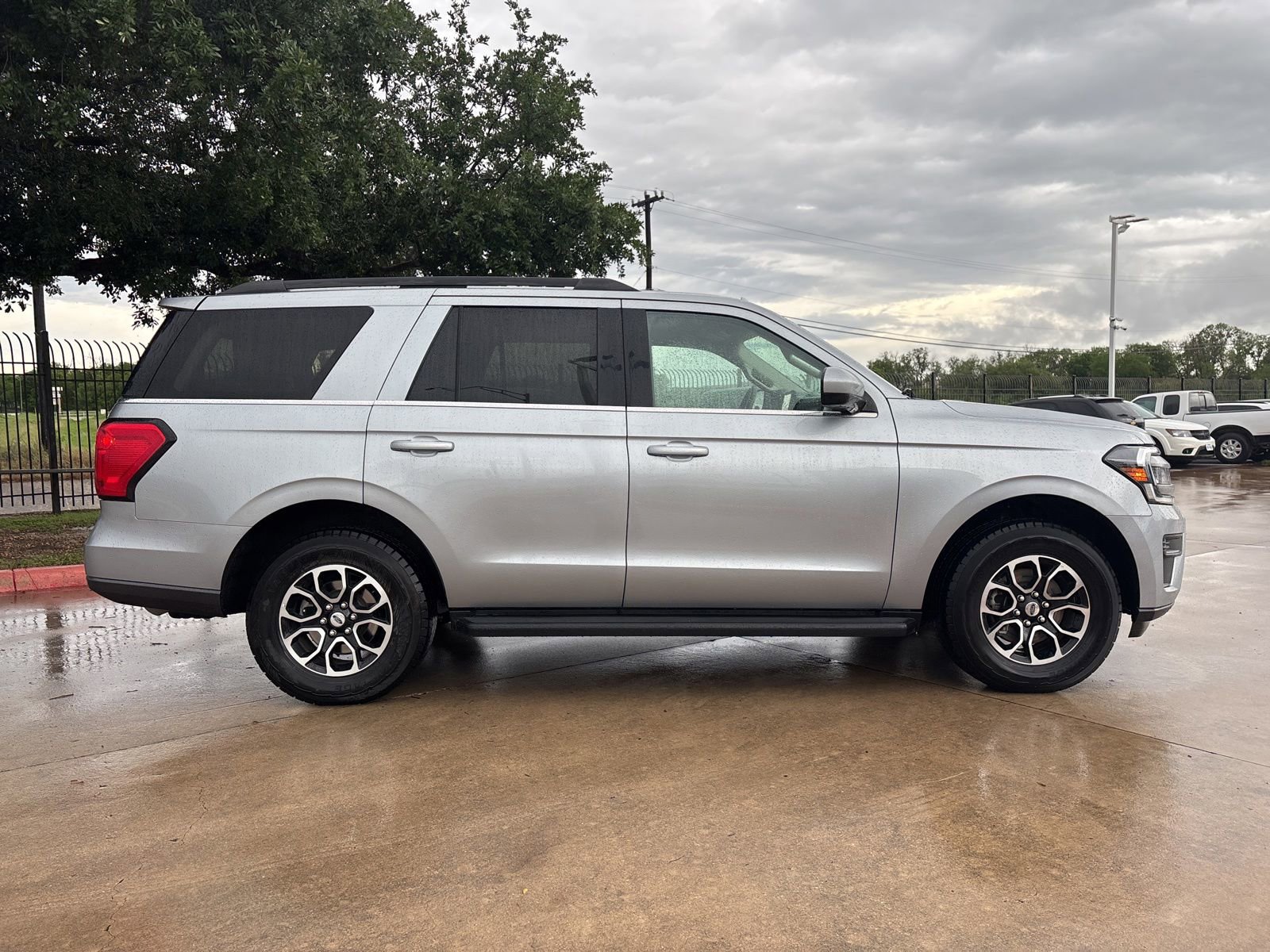 Used 2024 Ford Expedition XLT AWD/4WD image 2