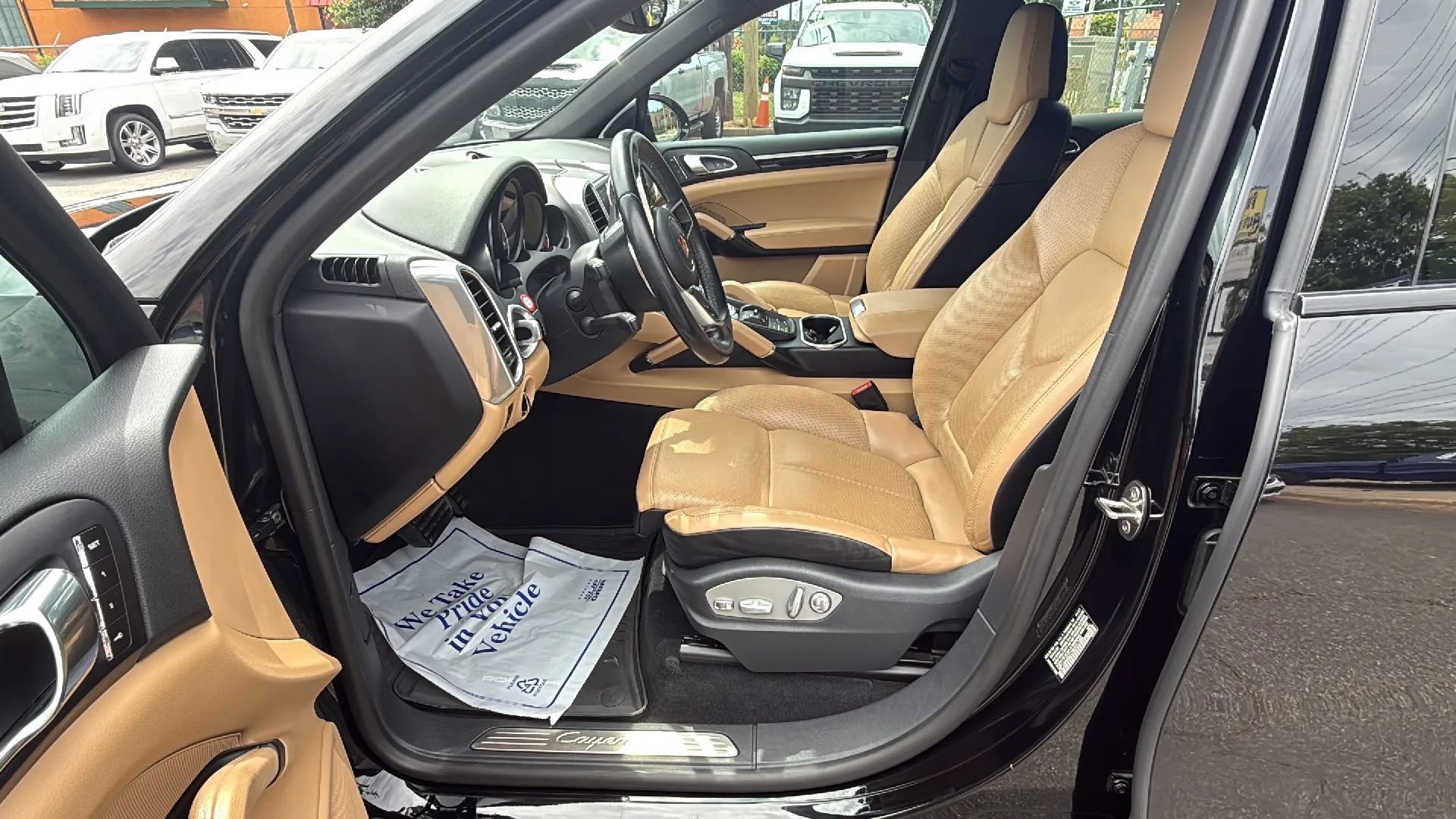 Used 2017 Porsche Cayenne w/ Premium Package image 13