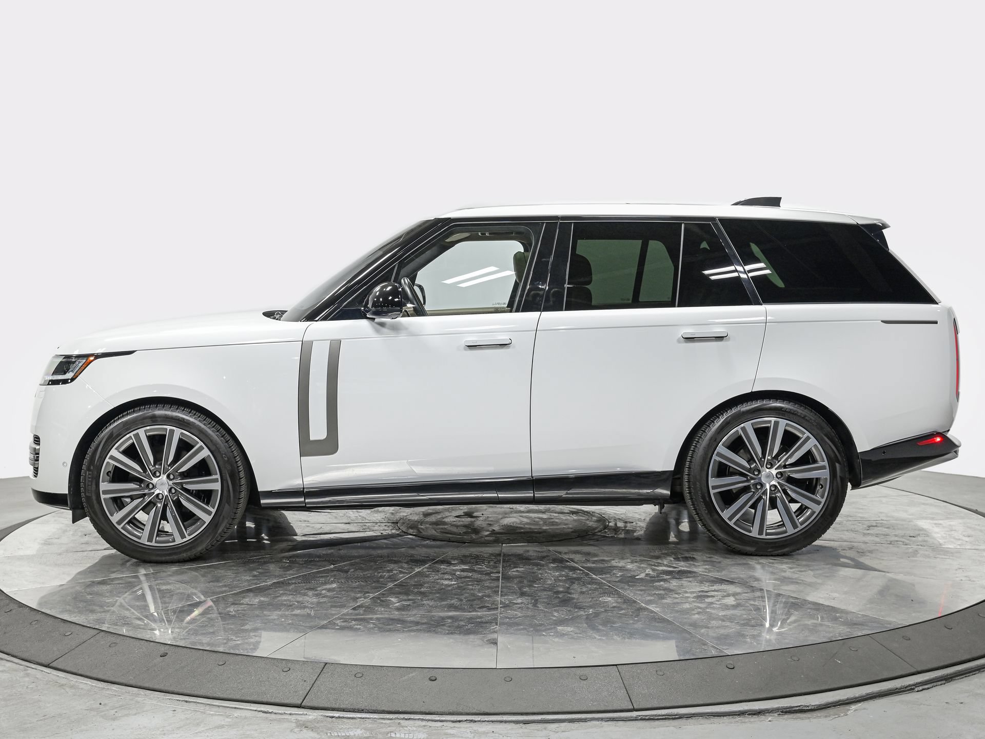 Used 2023 Land Rover Range Rover SE AWD/4WD image 2
