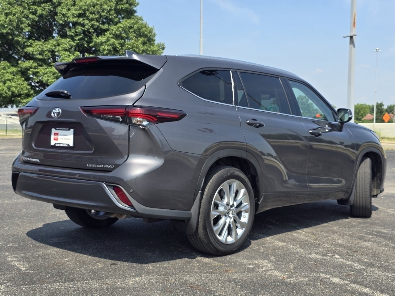 Certified 2024 Toyota Highlander Limited AWD/4WD image 18
