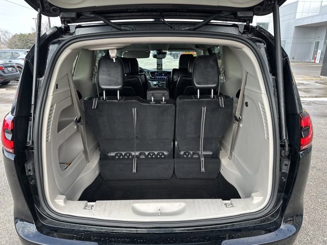 Used 2024 Chrysler Pacifica Touring-L image 10
