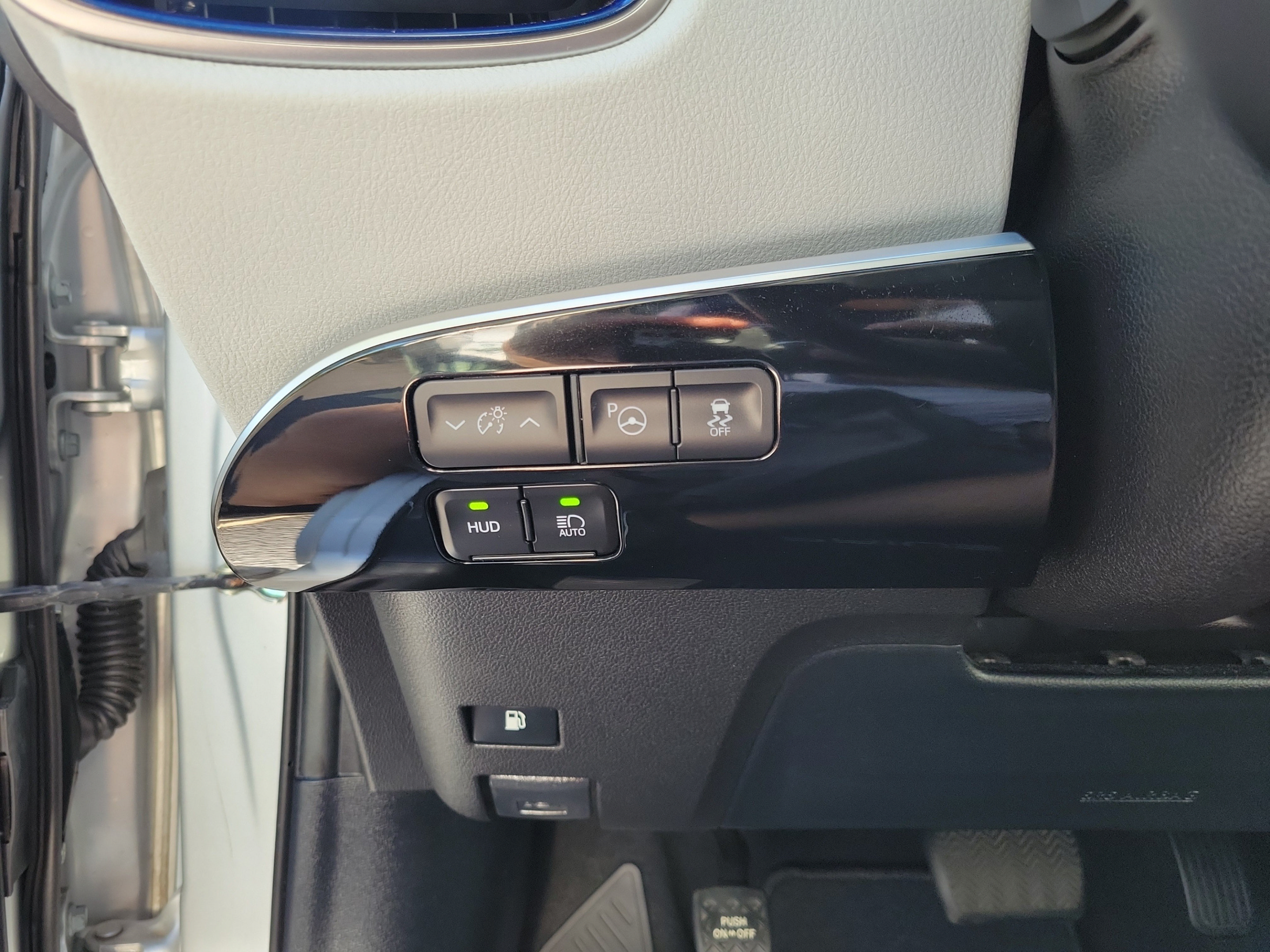 Used 2020 Toyota Prius Limited w/ Premium Convenience Package FWD image 10