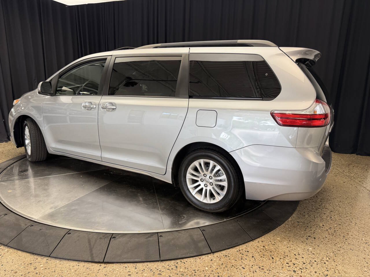 Used 2015 Toyota Sienna XLE w/ XLE Navigation Package FWD image 4
