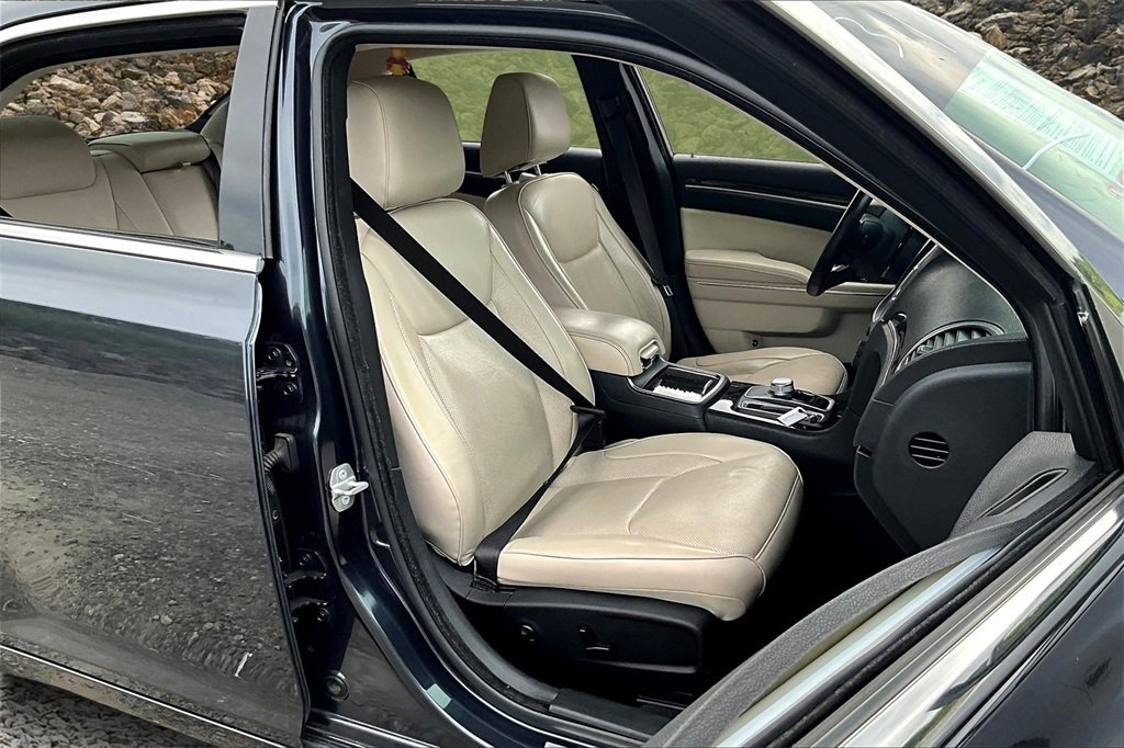 Used 2018 Chrysler 300 Limited image 7