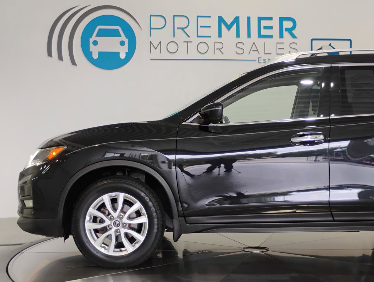 Used 2019 Nissan Rogue SV FWD image 3