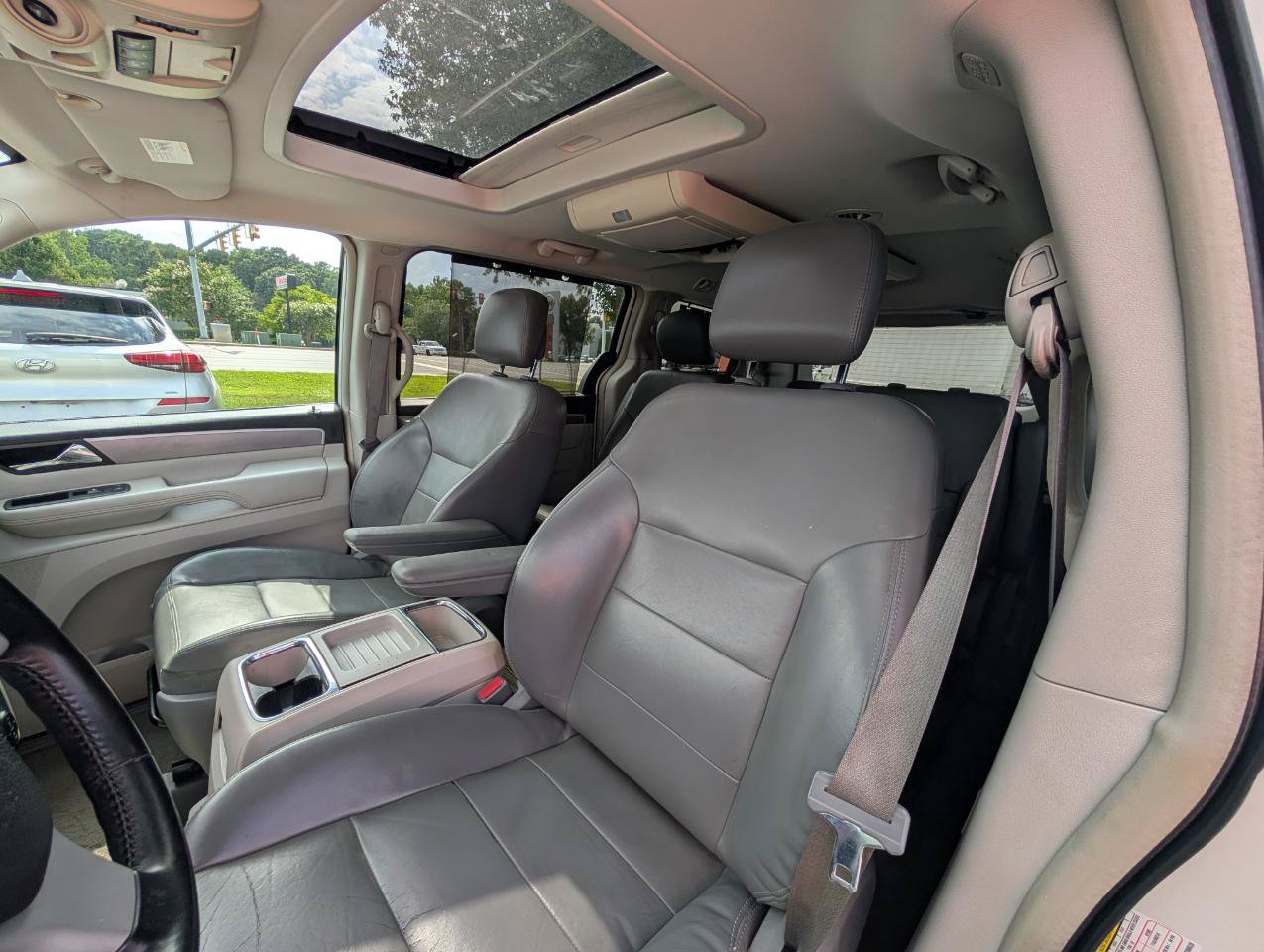 Used 2010 Volkswagen Routan SEL FWD image 19