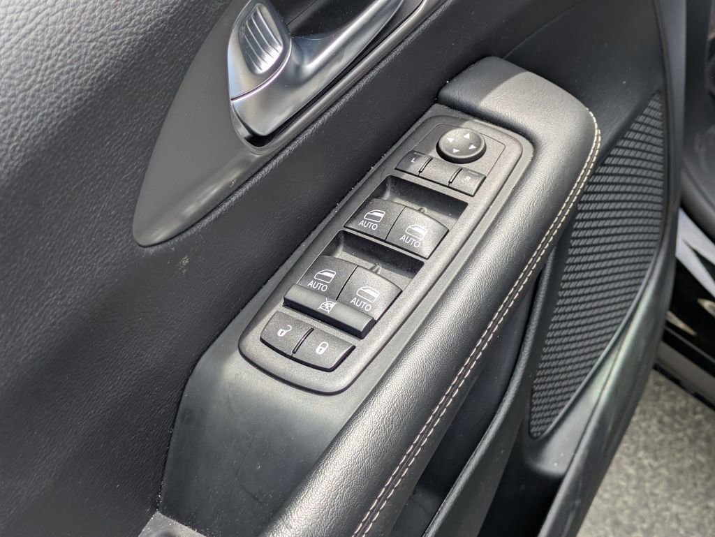 Used 2025 Chrysler Pacifica Select image 13