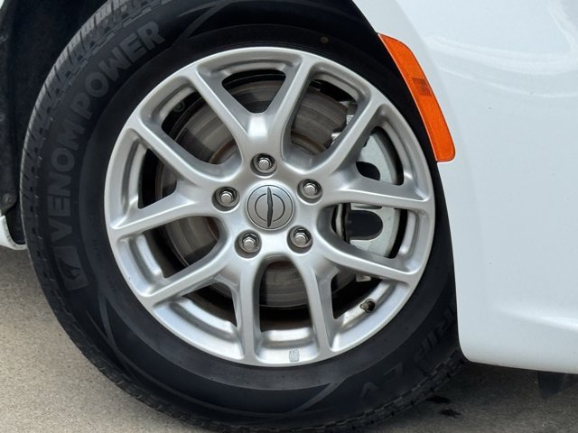 Used 2024 Chrysler Pacifica Touring-L FWD image 32
