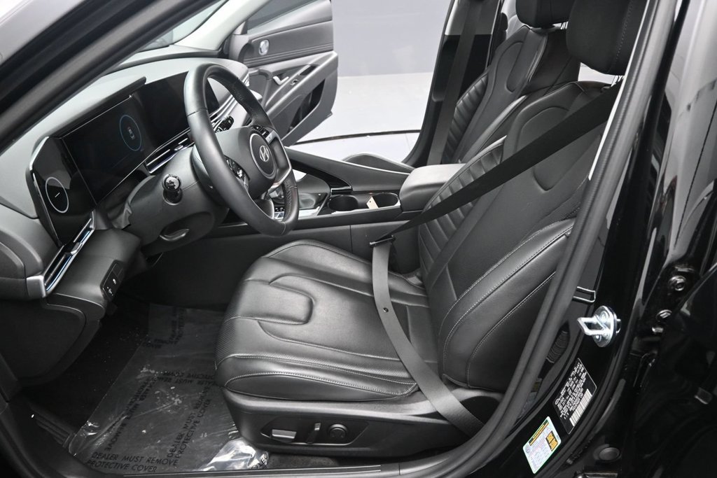 Used 2025 Hyundai Elantra Limited w/ Cargo Package FWD image 17