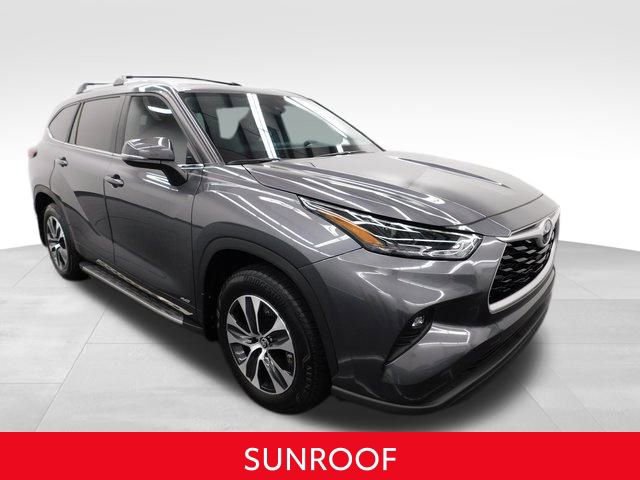 Used 2025 Toyota Highlander XLE image 2