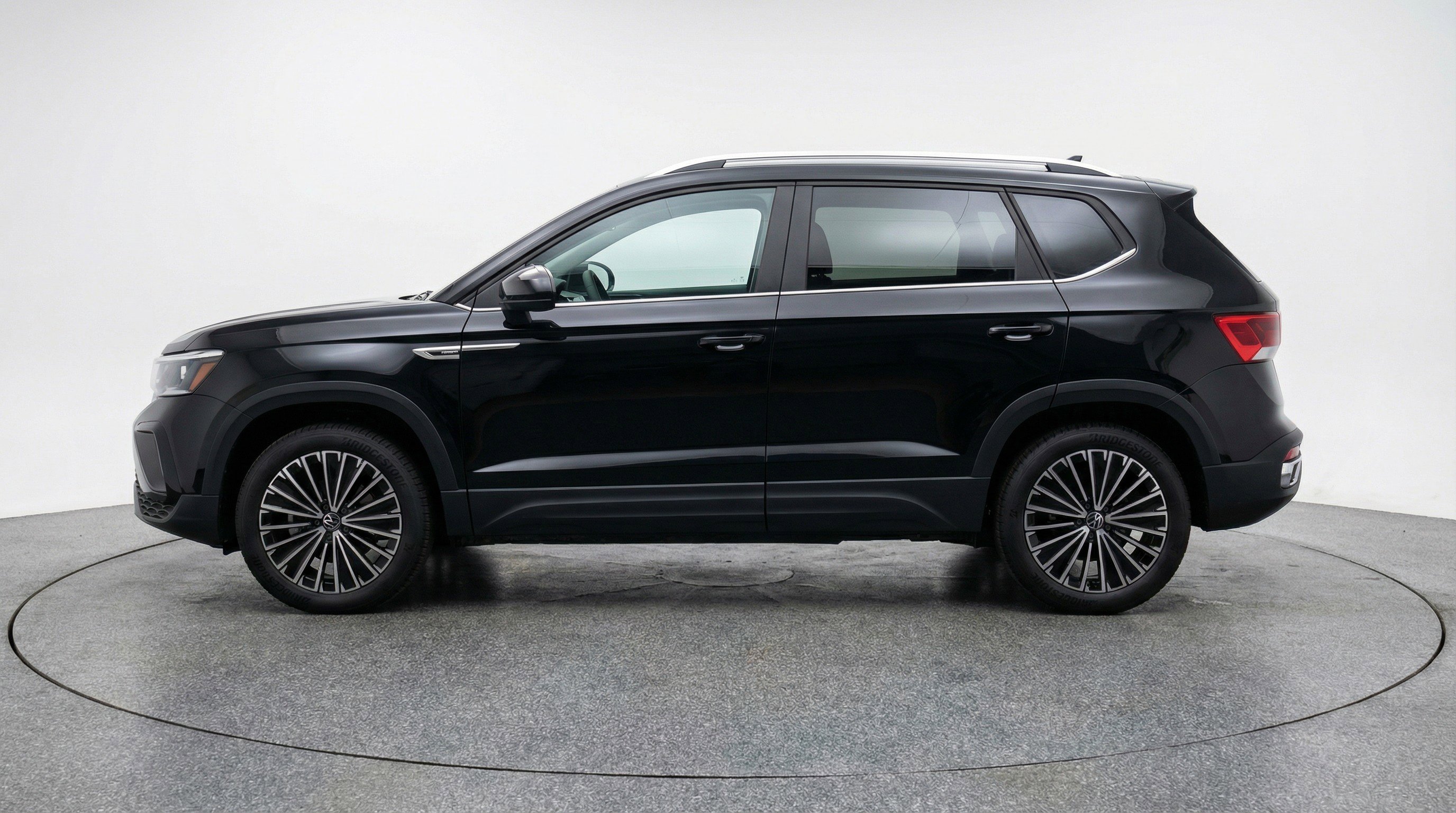 Used 2025 Volkswagen Taos SE image 5