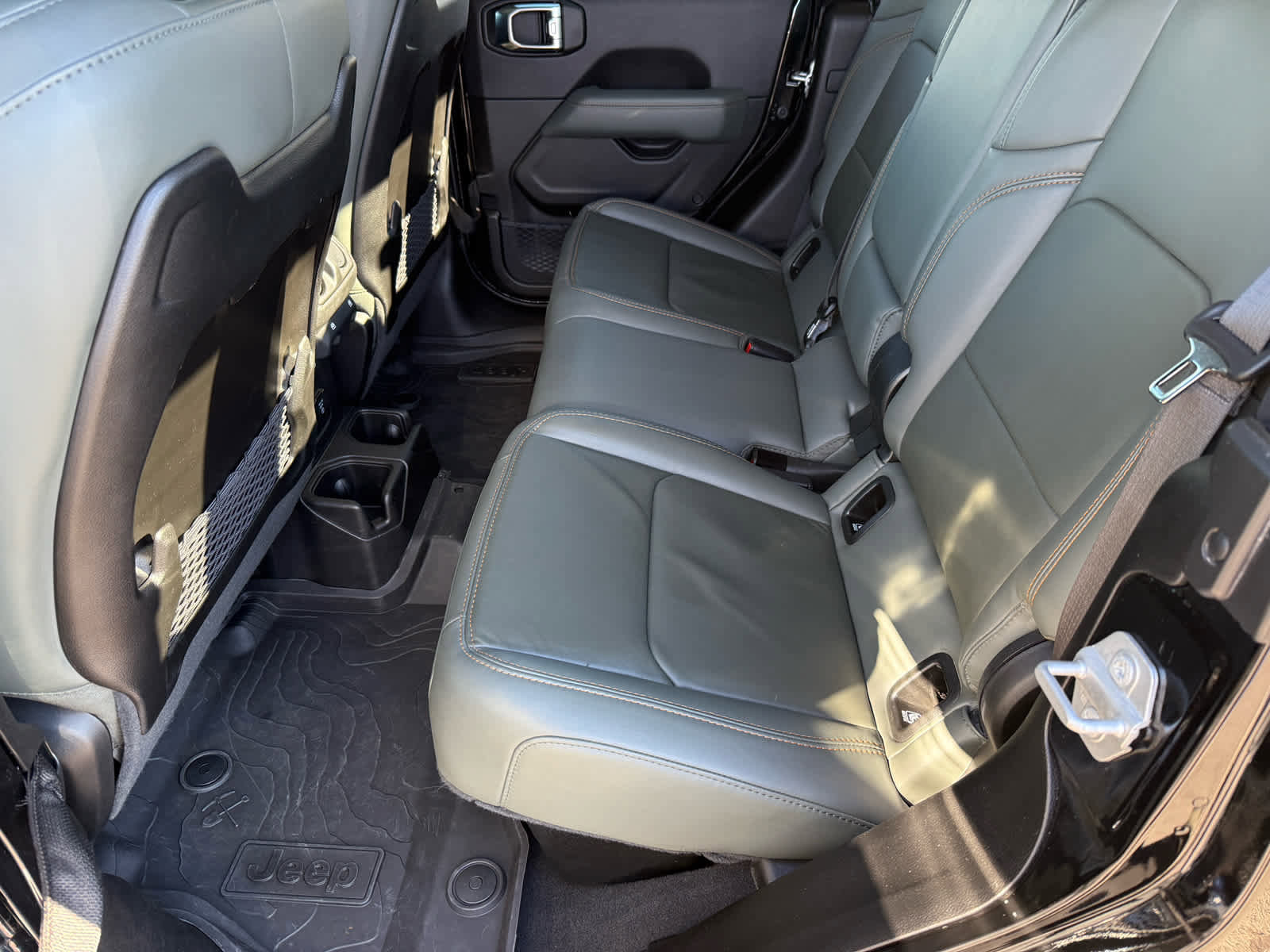 Used 2025 Jeep Gladiator Mojave w/ Convenience Group image 13