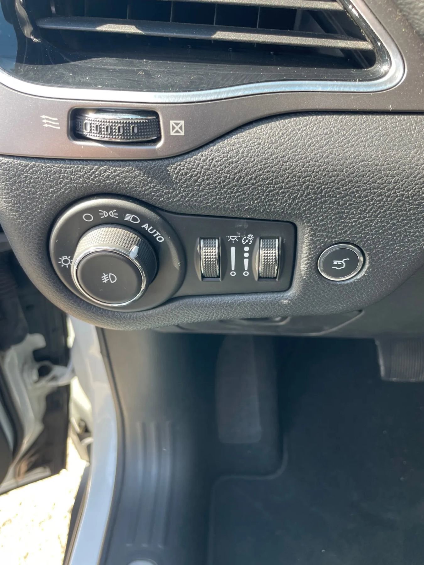 Used 2019 Jeep Cherokee Limited w/ Luxury Group image 20