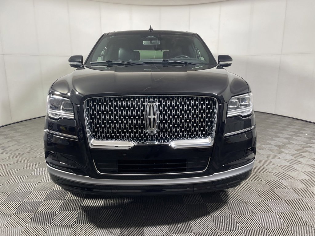 Used 2024 Lincoln Navigator Reserve image 3