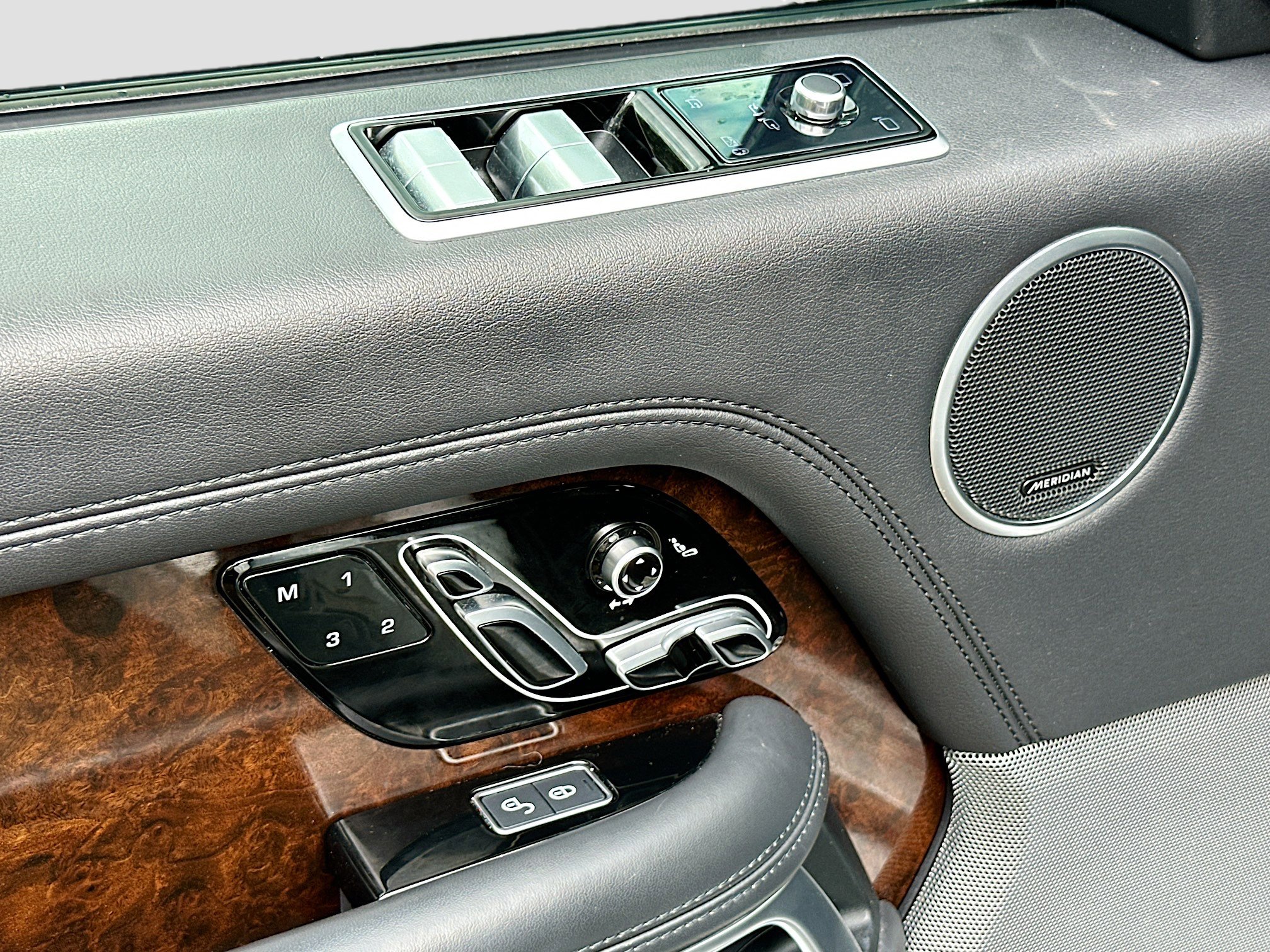 Used 2020 Land Rover Range Rover Long Wheelbase HSE image 17