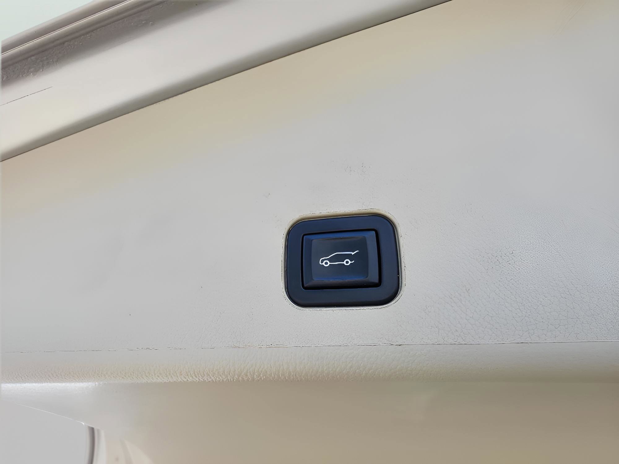 Used 2015 Cadillac SRX Luxury image 16