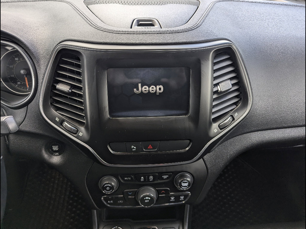 Used 2020 Jeep Cherokee Latitude Plus AWD/4WD image 27