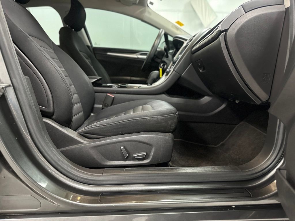 Used 2015 Ford Fusion SE image 19