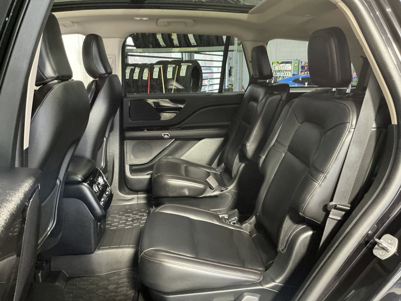 Used 2024 Lincoln Aviator AWD w/ Premium Package image 32