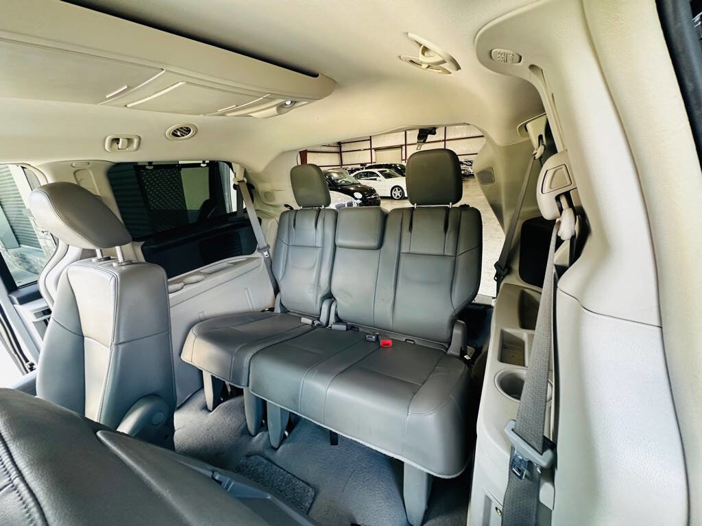 Used 2012 Volkswagen Routan SE image 19
