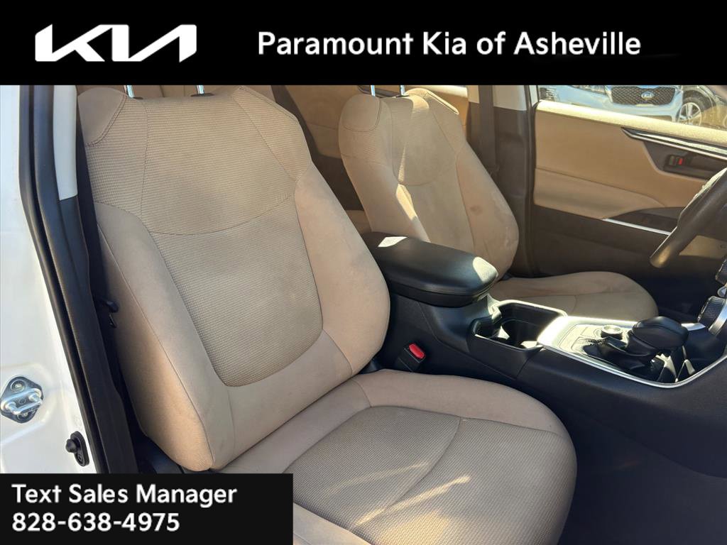Used 2019 Toyota RAV4 LE AWD/4WD image 16
