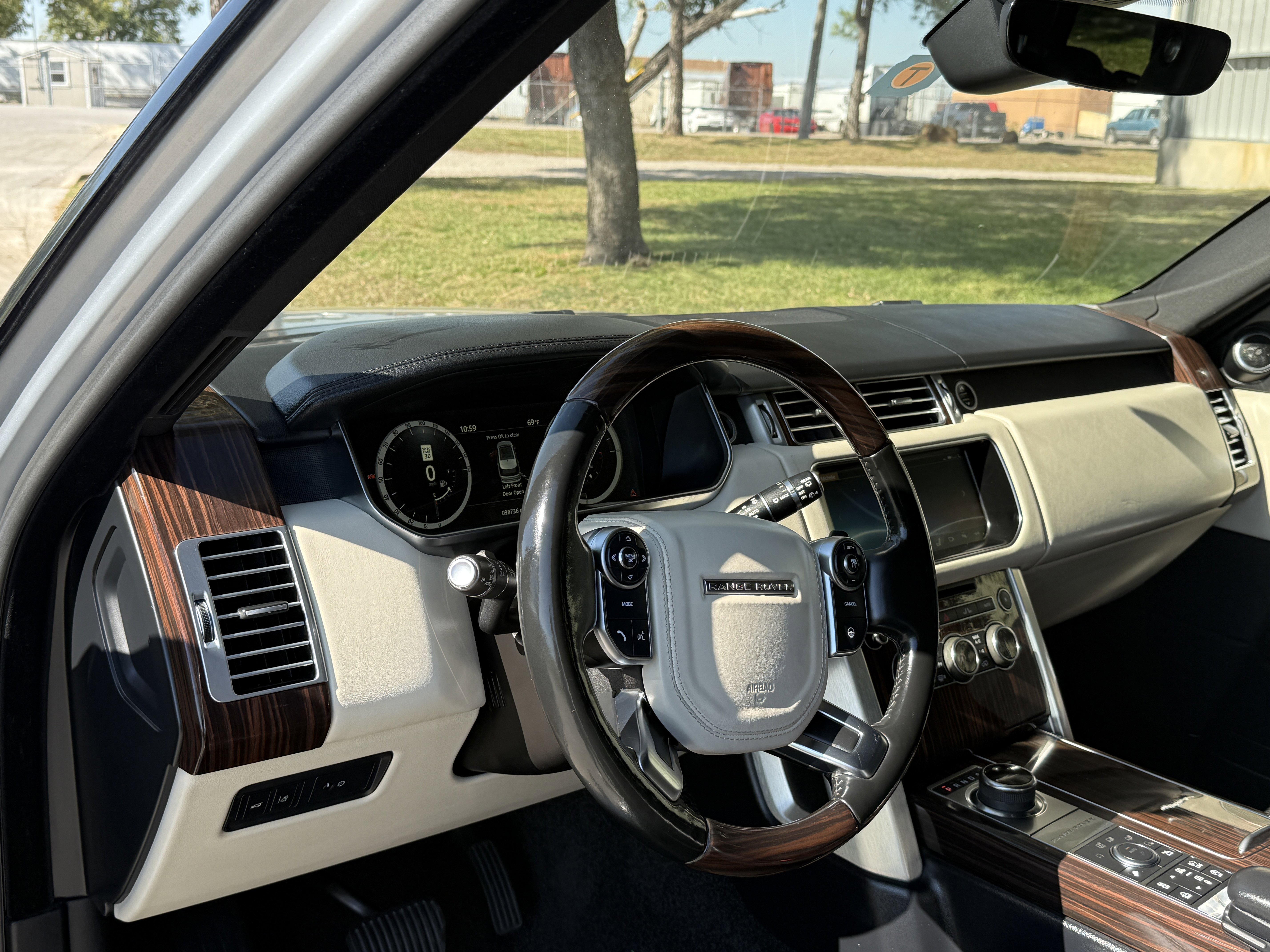 Used 2017 Land Rover Range Rover HSE image 16