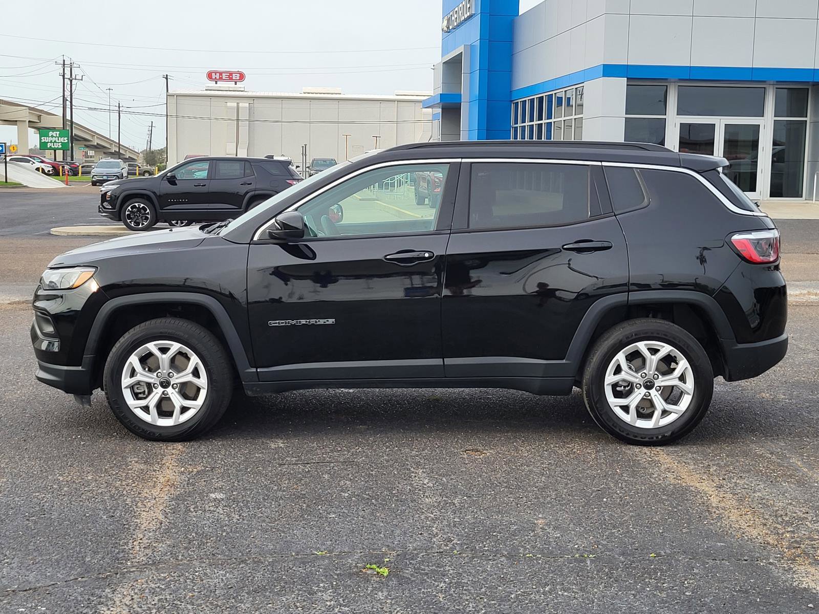 Used 2025 Jeep Compass Latitude image 2