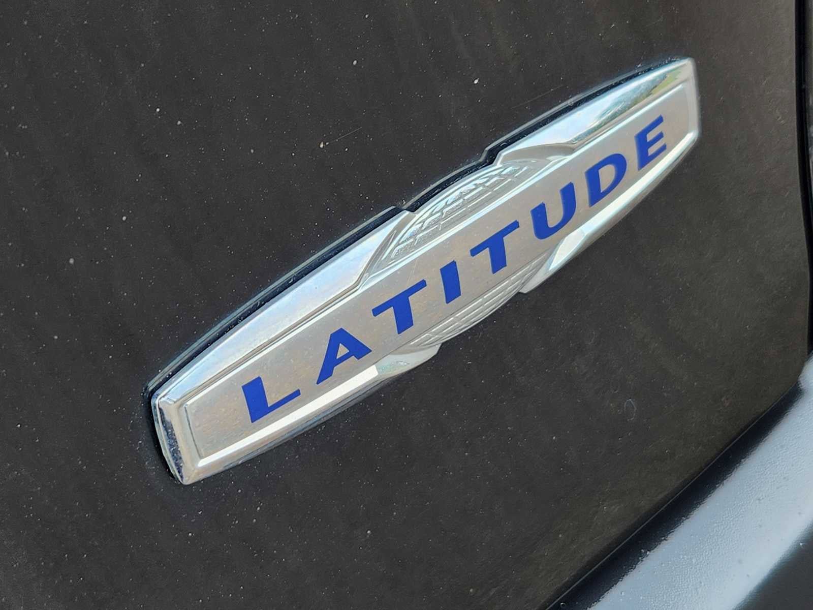 Used 2018 Jeep Cherokee Latitude Plus w/ Cold Weather Group AWD/4WD image 11