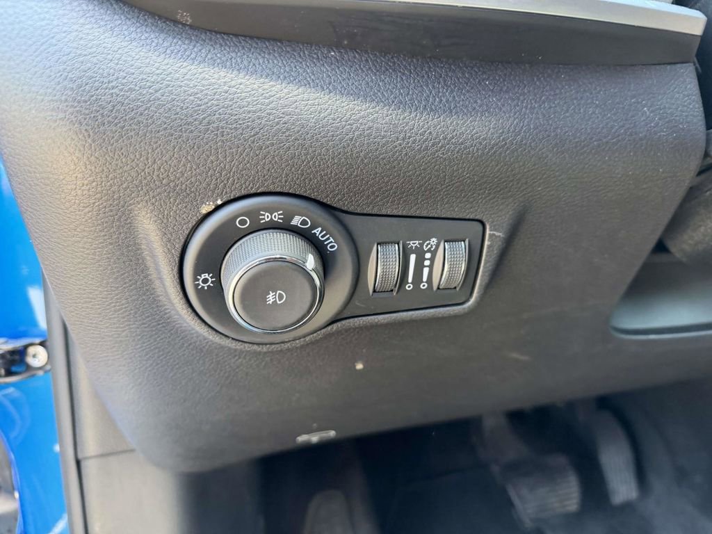 Used 2025 Jeep Compass Limited w/ Sun & Sound Group AWD/4WD image 28