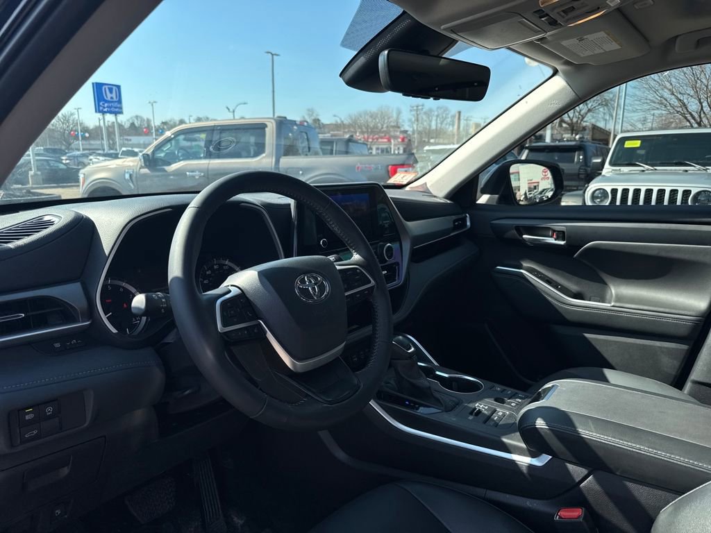 Used 2025 Toyota Highlander XLE image 16