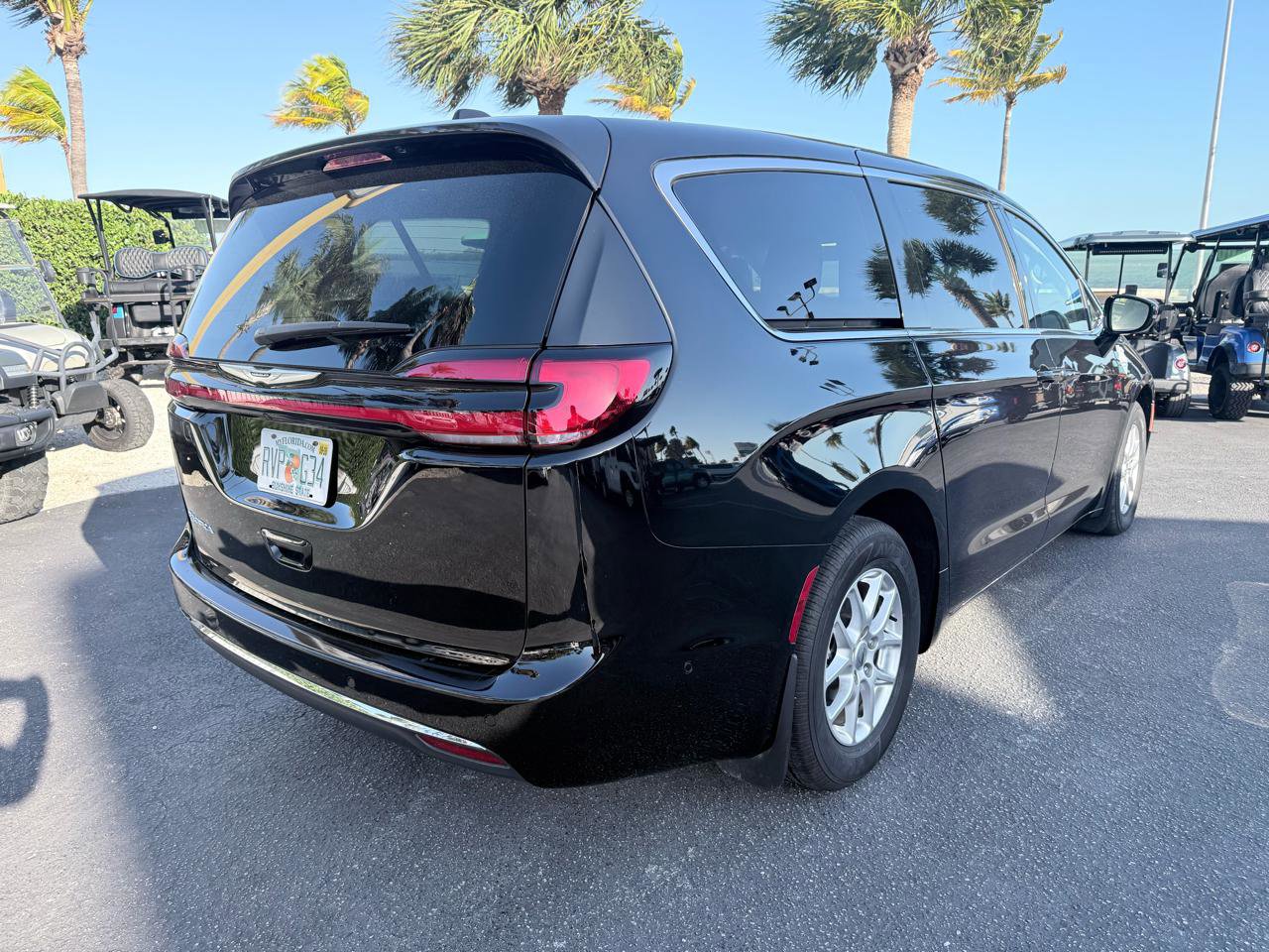 Used 2024 Chrysler Pacifica Touring-L image 11
