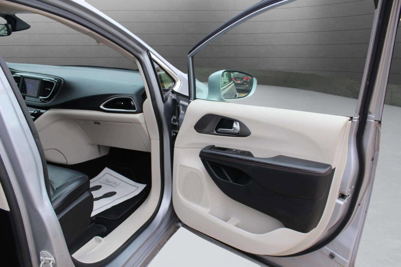 Used 2020 Chrysler Pacifica Touring-L FWD image 19