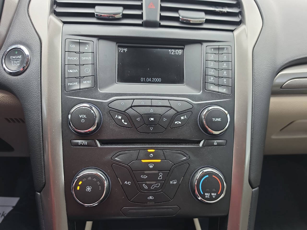Used 2017 Ford Fusion SE FWD image 14