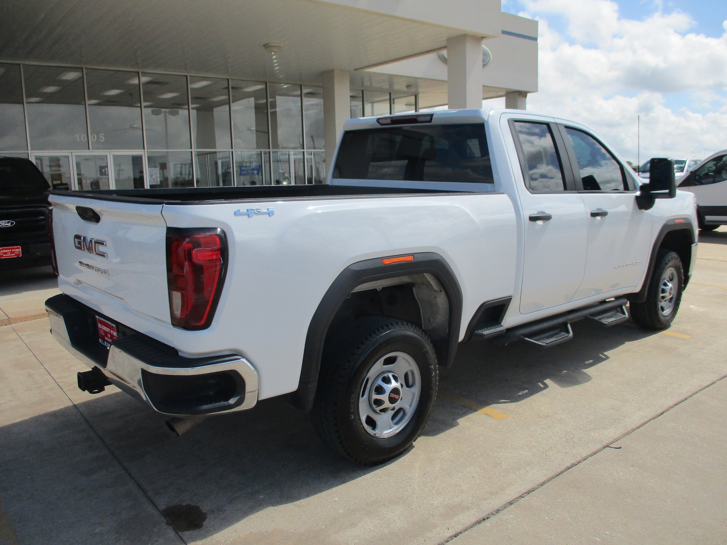 Used 2022 GMC Sierra 2500 Pro w/ Convenience Package AWD/4WD image 2