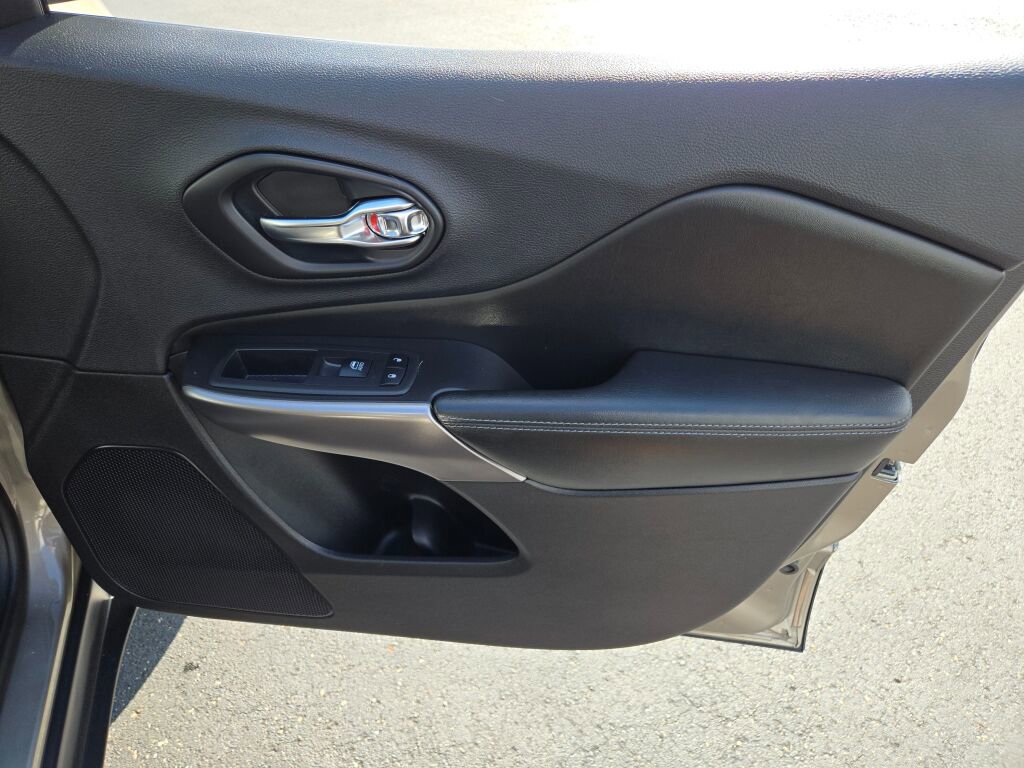 Used 2019 Jeep Cherokee Latitude Plus w/ Comfort/Convenience Group image 5