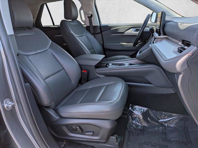 Used 2025 Ford Explorer Active AWD/4WD image 22