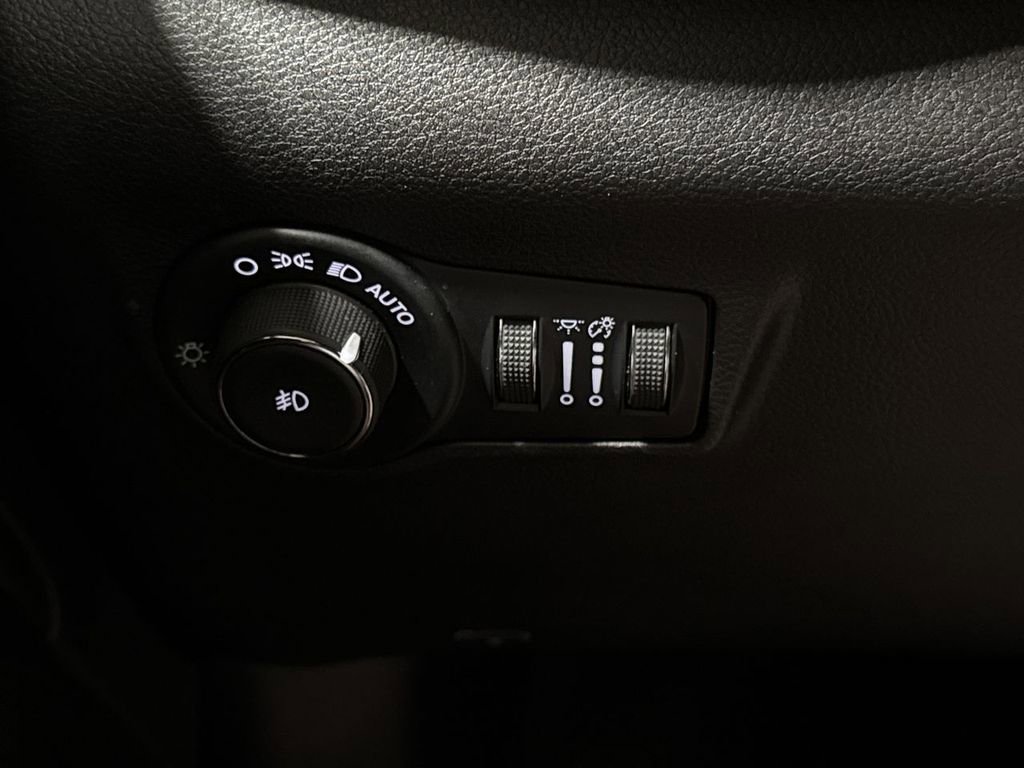 Used 2025 Jeep Compass Trailhawk AWD/4WD image 18